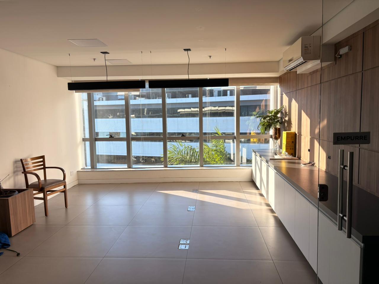 Recepção ampla com luz natural